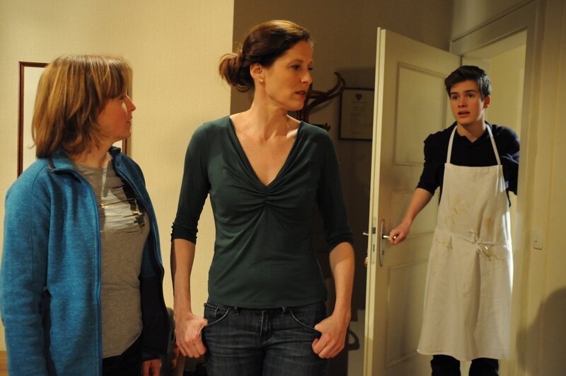 Annalena hilft Vroni beim Auspacken, doch Patrick braucht ihre Hilfe in der Küche. Von links: Veronika (Senta Auth), Annalena Brunner (Heidrun Gärtner) und Patrick Westenrieder (Lucas Bauer). – Bild: BR/​Jo Bischoff