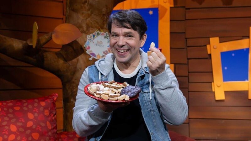 Juri spielt ein lustiges Spiel passend zur Adventszeit. Das Ziel ist ein leckerer Plätzchenteller. – Bild: KiKA