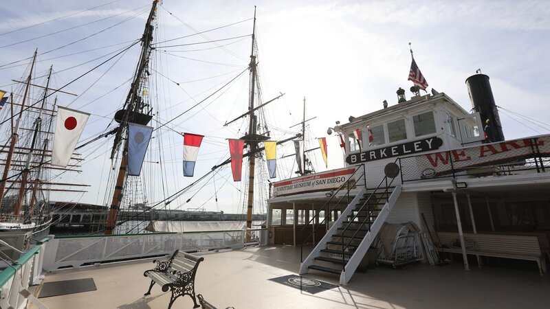 Es gab mehrere Selbstmorde, bei denen die Passagiere vom Deck des Bootes in den Tod sprangen. – Bild: Discovery, Inc.