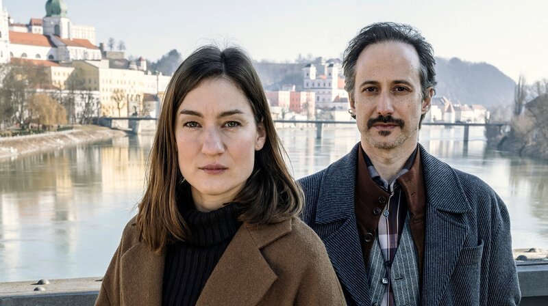 Marie Leuenberger (Frederike Bader) und Michael Ostrowski (Ferdinand Zankl). – Bild: BR/​ARD Degeto/​Hager Moss Film GmbH/​Hendrik Heiden