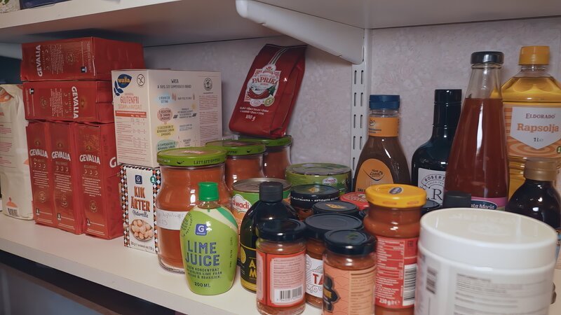 Der Bevölkerung wird geraten, für den Krisenfall vorzusorgen und Vorräte anzulegen. – Bild: ZDF und Babel Doc