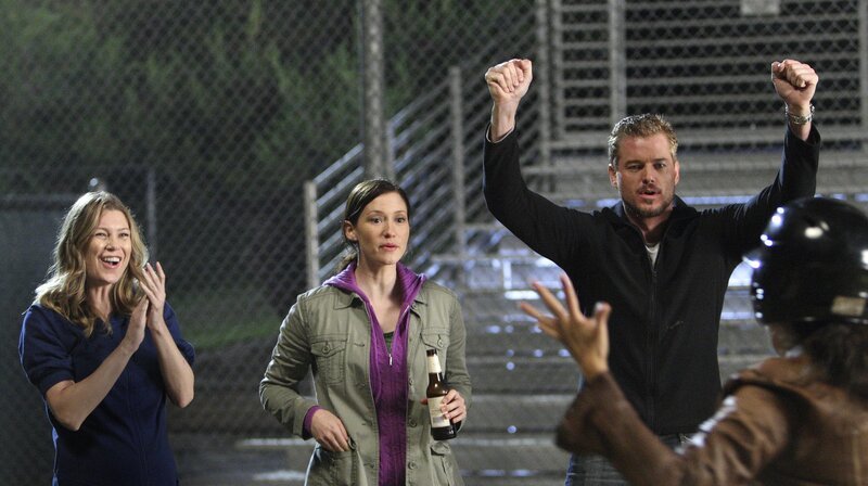 Die erste Runde der Gefeuerten ist überstanden und es hat niemanden von ihnen getroffen. Um dies etwas zu feiern, gehen die Glücklichen eine Runde Baseball spielen. Meredith (Ellen Pompeo, l.), Lexie (Chyler Leigh, 2.v.l.), Mark (Eric Dane, 2.v.r.) und Cristina (Sandra Oh, r.) … – Bild: 2009 American Broadcasting Companies, Inc. All rights reserved. NO ARCHIVE. NO RESALE. /​ Craig Sjodin Lizenzbild frei