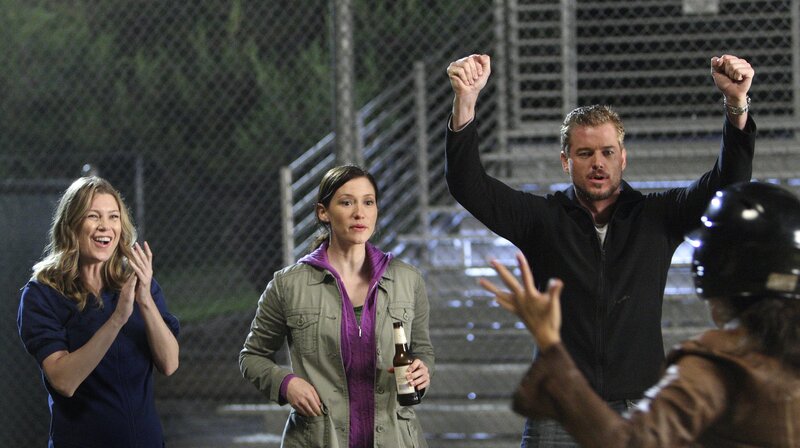 Die erste Runde der Gefeuerten ist überstanden und es hat niemanden von ihnen getroffen. Um dies etwas zu feiern, gehen die Glücklichen eine Runde Baseball spielen. Meredith (Ellen Pompeo, l.), Lexie (Chyler Leigh, 2.v.l.), Mark (Eric Dane, 2.v.r.) und Cristina (Sandra Oh, r.) … – Bild: 2009 American Broadcasting Companies, Inc. All rights reserved. NO ARCHIVE. NO RESALE. /​ Craig Sjodin Lizenzbild frei