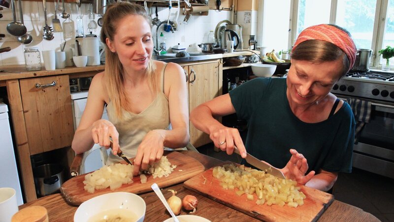 Zu Tisch in … Sachsen Staffel 1 Folge 6 Süss-saure Kartoffelstücke werden zubereitet – Bild: SRF/​Oliver Kratz