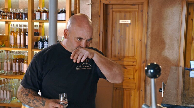 Bernhard Höning: Wenn das Destillat nicht mehr scharf riecht, ist der Vorlauf durch. – Bild: SWR