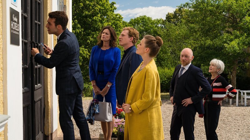 Victor (Linus Schütz, l.), Kirsten (Sabine Vitua, 2. v. l.), Paul (Felix Everding, 3. v. l.), Maren (Muriel Bielenberg, 3. v. r.), Melker (Rainer Sellien, 2. v. r.) und Katharina (Sylvia Eisenberger, r.) hat die Suche nach der Braut an ein offenbar leer stehendes, schönes Landhotel verschlagen. – Bild: ZDF/​Arvid Uhlig