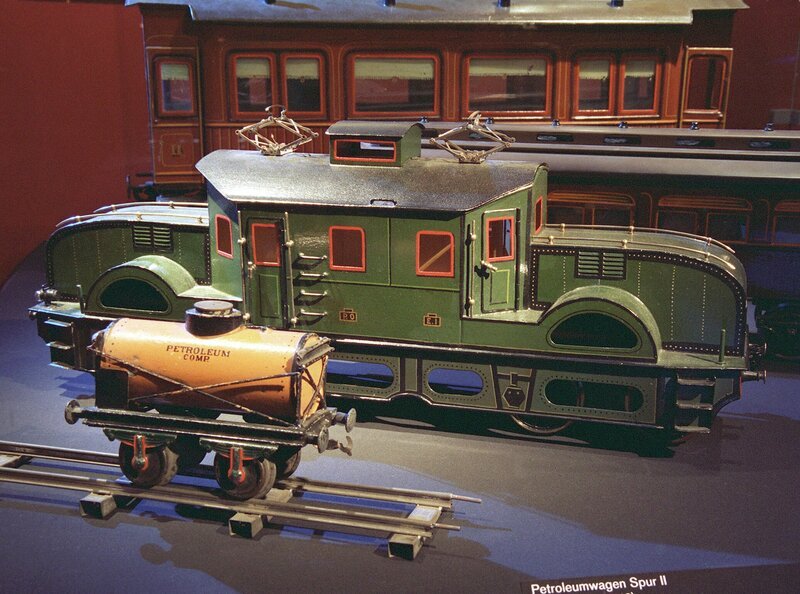 Einmalige Exponate – wie die erste von Märklin gefertigte „Modell“-Lokomotive und das „Storchenbein“ – zeigen das Märklin-Museum Göppingen. – Bild: SWR/​Ingalena Klute