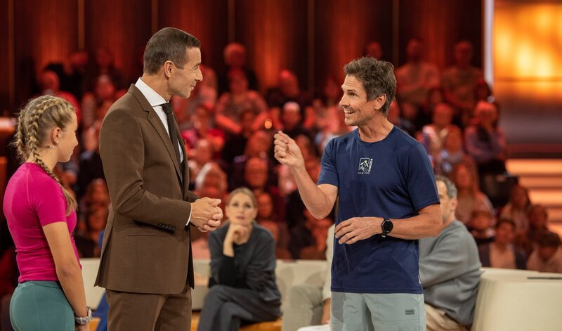 v.li.: Mia (13), Kai Pflaume und Felix Gottwald. – Bild: ORF/​NDR/​Thorsten Jander