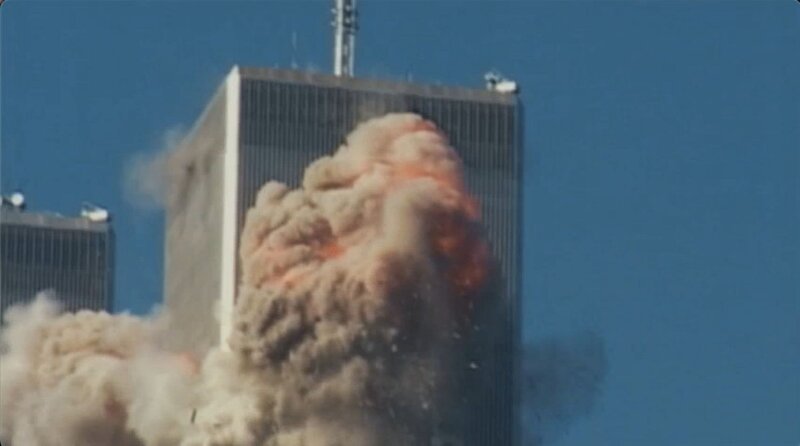 Das erste Flugzeug trifft das World Trade Center während der Terroranschläge vom 11. September. – Bild: Disney+