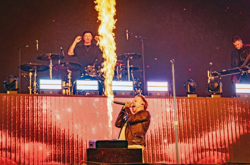 Die Band um Frontmann Sam Carter (vorne) ist bekannt für ihre energiegeladenen Live-Auftritte, bei denen sie das Publikum mit ihrer Intensität und Leidenschaft mitreißen. – Bild: Summer Breeze Open Air Die Band um Frontmann Sam Carter (vorne) ist bekannt für ihre energiegeladenen Live-Auftritte, bei denen sie das Publikum mit ihrer Intensität und Leidenschaft mitreißen. – Bild: Summer Breeze Open Air