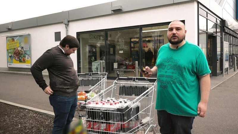 Mike (li.) und Ehemann Sascha waren einkaufen – Bild: RTLZWEI