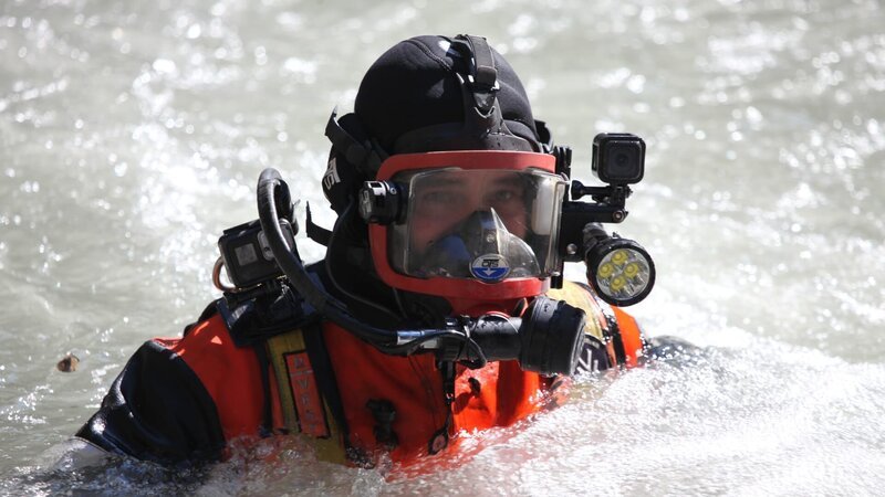 Paul Richardson diving in the raging white water. – Bild: Warner Bros. Discovery, Inc. or its subsidiaries and affiliates