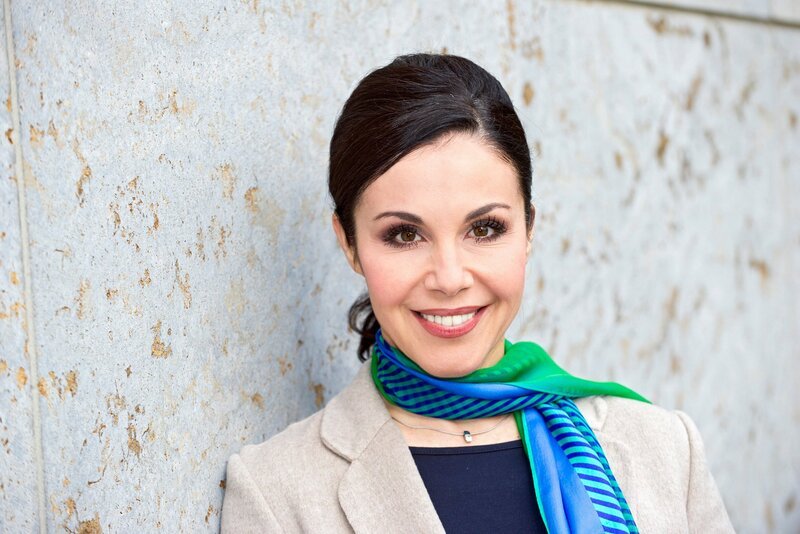 Katrin Weber erinnert in „So lacht der Osten“ an legendäre ostdeutsche Humorstars und Kabarettbühnen. – Bild: MDR/​Axel Berger