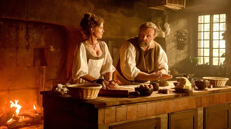 Der Koch Pierre Manceron (Grégory Gadebois) weiß nicht, was Louise (Isabelle Carré) zu ihm führt. – Bild: ARD Degeto/Neue Visionen Filmverleih/Jérôme Prébois Der Koch Pierre Manceron (Grégory Gadebois) weiß nicht, was Louise (Isabelle Carré) zu ihm führt. – Bild: ARD Degeto/Neue Visionen Filmverleih/Jérôme Prébois