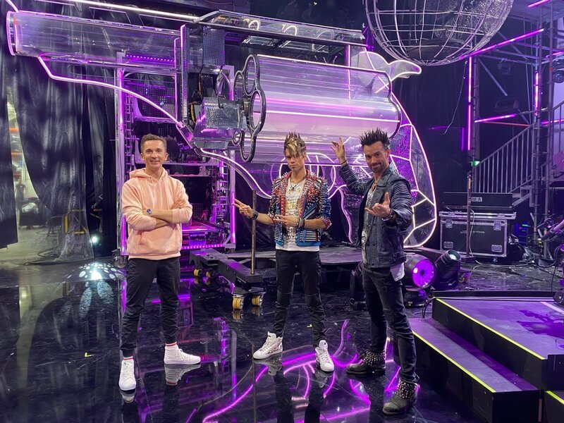 Einfach zauberhaft – das Treffen von „PUR+“- Moderator Eric Mayer mit den Ehrlich Brothers. Die Brüder haben für Eric die Türen ihrer Zauberwerkstatt geöffnet. In der Werkstatt entstehen die anspruchsvollen Großillusionen. Und hier wird auch das magische Equipment aufbewahrt für den nächsten Einsatz. – Bild: Frauke Siebold /​ ZDF