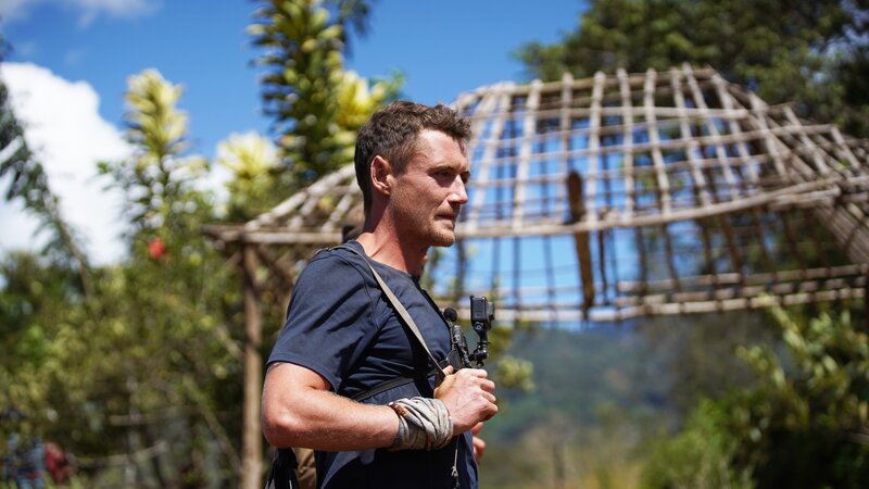 Mid profile shot of Sam in the village – Bild: Discovery Communications LLC