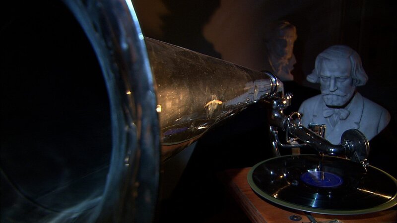 „König und Rebell – Giuseppe Verdi und Richard Wagner“, Giuseppe Verdi und Richard Wagner: Zwei Musikgiganten, die, ihren Charakter, die musikalische Sprache und auch das überlieferte Bild betreffend, bei oberflächlicher Betrachtung nicht viel verbindet. Doch eine genauere Analyse lohnt und zeigt erstaunliche Querverbindungen. So waren die beiden im selben Jahr in Wien. 1875 hat Wagner hier in der Wiener Hofoper seinen „Tannhäuser“ und „Lohengrin“ aufgeführt; nur wenige Monate zuvor hatte Verdi mit seinem „Requiem“ und „Aida“ ebendort triumphale Erfolge gefeiert.  Ausgehend vom Aufenthalt in Wien, von Fakten und Anekdoten, die sich darum ranken, werden Charakterstudien beider gefeierter und auch umfehdeter Komponisten entworfen. Notizen, Zeichnungen, Karikaturen/​Parodien ergänzen das Bild der Komponisten in der Öffentlichkeit. – Bild: 3sat