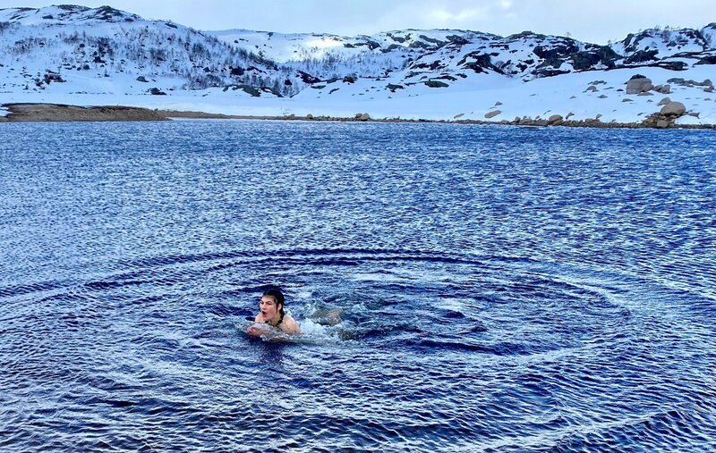 Emilia beim Eisbaden im 0 Grad kalten Wasser im norwegischen Kvinen. – Bild: Megan Ehrmann /​ BR/​Bewegte Zeiten Filmproduktion GmbH