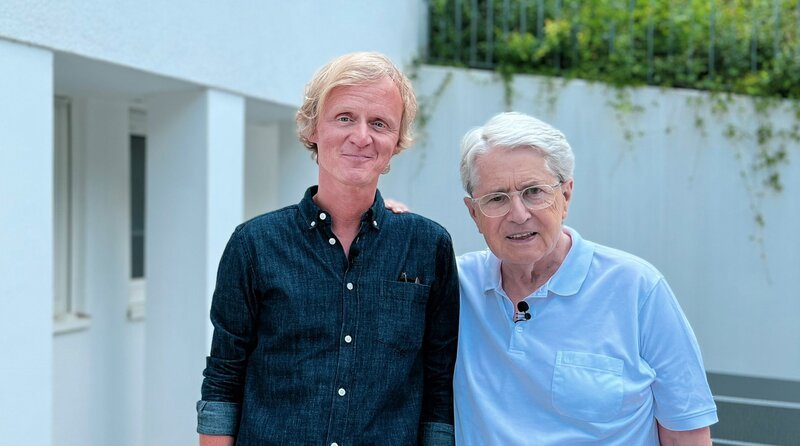 Ring frei für eine Kurzstrecke mit Moderatoren-„Legende“ Frank Elstner. (re.) Der Grandseigneur der deutschen Fernsehunterhaltung fordert seinen jugendlichen Freund Pierre M. Krause zum sportlichen Wettkampf heraus. – Bild: ZDF und SWR/​dibido