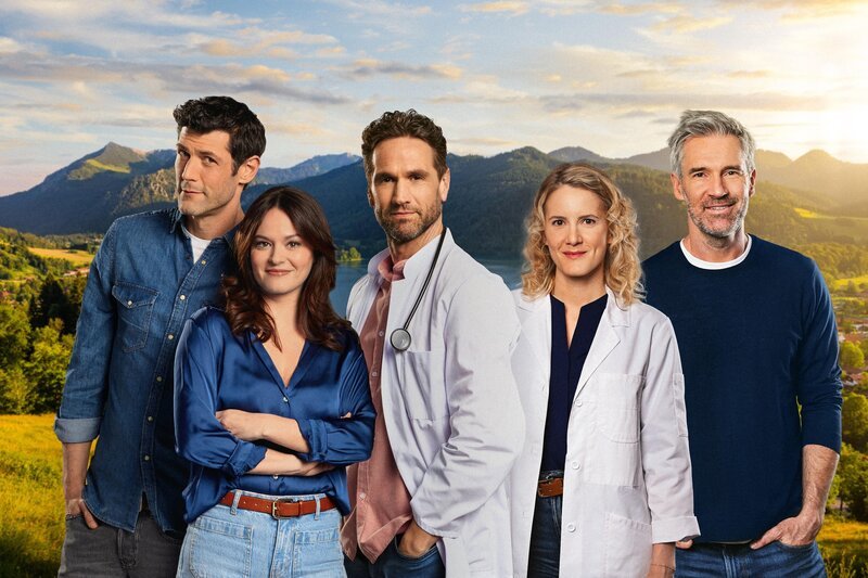 Lukas Seidl (Michael Raphael Klein), Isabella Seidl (Diane Willems), Fabian Kroiß (Oliver Franck), Juliane Fisch (Vicki Raichinger) und Ben Braun (Simon Hilgers) – Bild: Joyn /​ Marc Rehbeck /​ Willi Weber