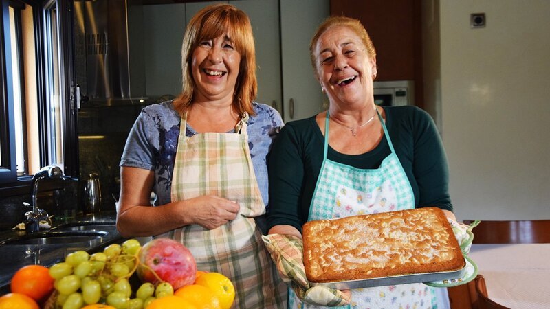 Zu Tisch in … La Garrotxa Staffel 1 Folge 12 Paqui und pepa haben einen Coca de Liardons gebacken – Bild: SRF/​ZDF/​ARTE