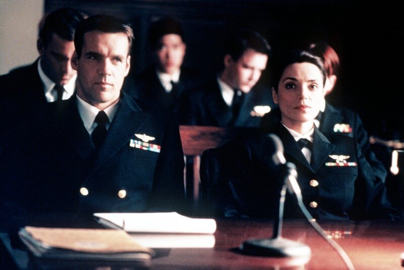 Harm (David James Elliott, vorne l.) hat die Verteidigung von Lieutenant Skates (Sibel Ergener, vorne r.) übernommen, der die Schuld an einem Flugzeugunglück gegeben wird. – Bild: AUS9 /​ Austria9