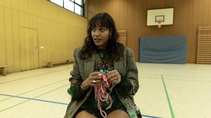 Jo (Salka Weber) ist bei der Gruppentherapie und beschreibt ihre Probleme mit Hilfe eines Wollknäuels. – Bild: ZDF /​ Anne Wilk