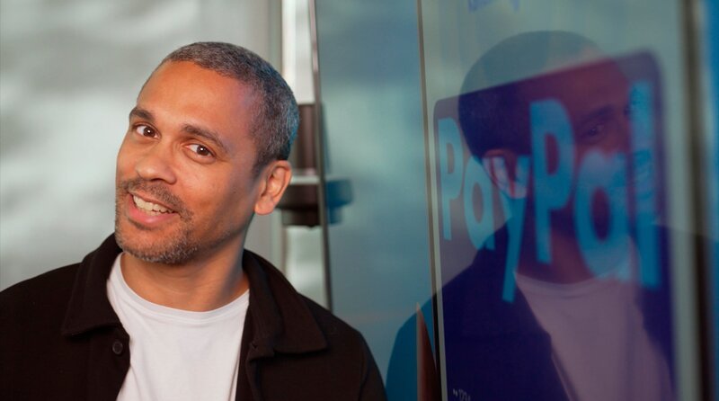 Der Bezahldienst PayPal ist überall: Wenn man sich unter Freunden Geld schickt, beim Online-Shopping, und seit neuestem auch als Zahlungsmittel in Geschäften. Doch weil PayPal so populär ist, ist es auch immer wieder Ziel von Betrugsmaschen. Phishing, Rückbuchungen, Gastkonto-Betrug – es gibt unzählige Tricks, mit denen Kriminelle die Nutzer um ihr Geld bringen wollen. -Reporter Norman Laryea deckt Betrugsmaschen auf der Bezahlplattform Paypal auf. – Bild: WDR