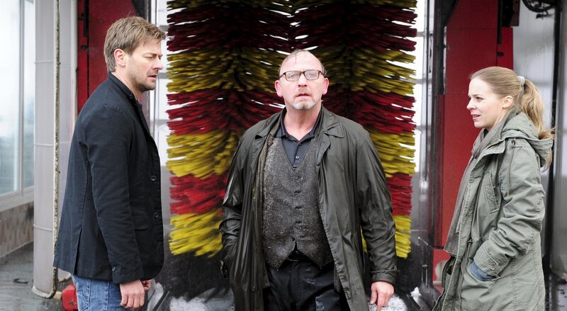 Marcus Mittermeier (Harald Neuhauser), Alexander Held (Ludwig Schaller), Bernadette Heerwagen (Angelika Flierl). – Bild: ZDF/​Jürgen Olczyk