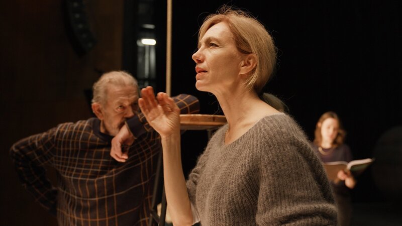 Sternstunde Kunst Ursina Lardi – Sein statt Schein Entfesselte Heiterkeit: Probe mit Ursina Lardi  Copyright: SRF/​cineworx filmproduktion – Bild: SRF/​cineworx filmproduktion