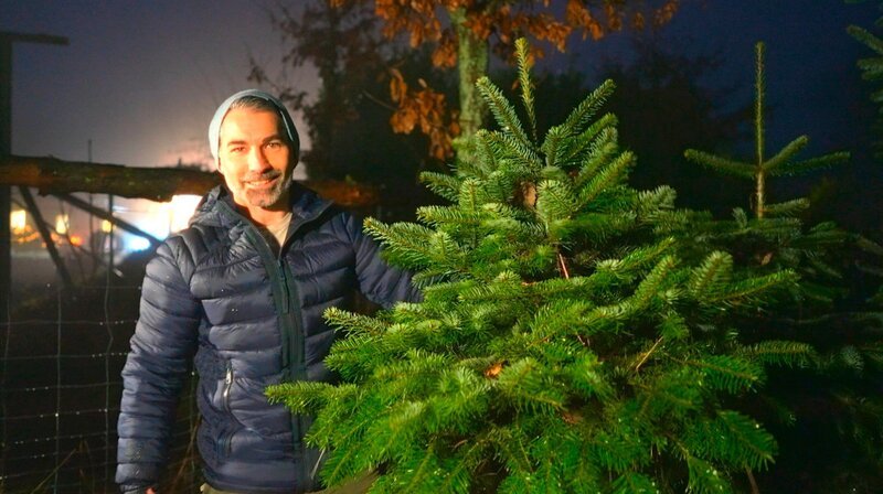Marcus Fahn beim Christbaumkauf. – Bild: BR/​isarflimmern fernsehproduktion GmbH/​David Hulik