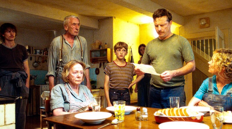 Siegfried (Florian Panzner, 2.v.r.) liest der Familie (Cedric Eich, Axel Werner, Christine Schorn, German von Beug und Silke Bodenbender, vlnr.) einen Brief seines Bruders vor. – Bild: MDR/​Armin Dierolf/​Pandora Film/​Row Pictures