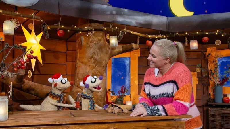 Jan hat vom Nikolaus Walnüsse bekommen und Henry einen Nussknacker. Was sollen sie mit den Geschenken machen? – Bild: KiKA