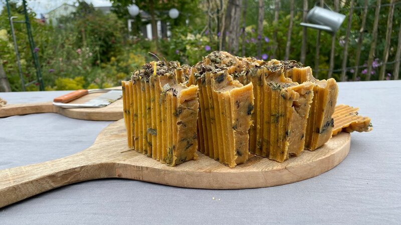 Handgesiedete Duschseife. – Bild: Julia Schade /​ BR