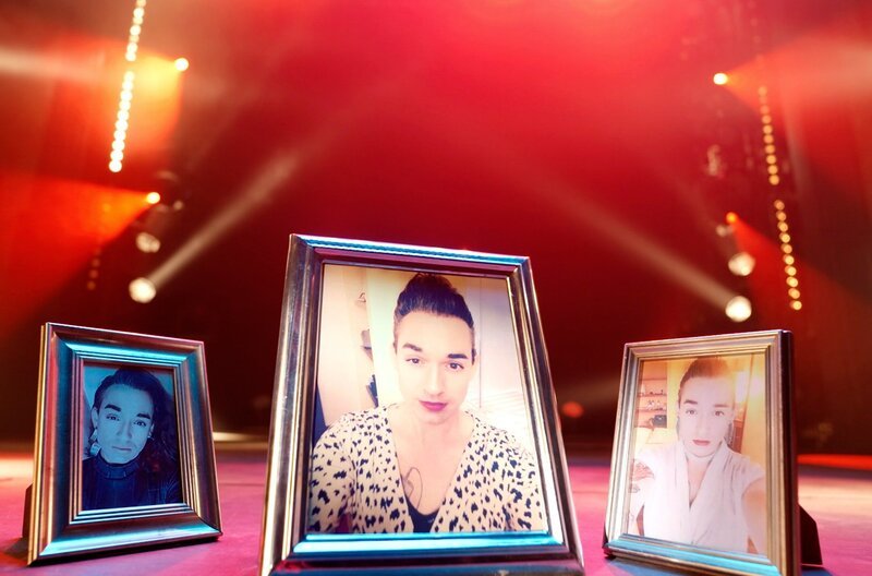 Kurz vor ihrem Ableben outet Lana Kaiser, ehemals Daniel Küblböck, sich als trans Frau. Ein hochwertig inszenierter „Memory Room“ erinnert an verschiedene Stationen ihres Lebens, so auch an diesen weniger bekannten Teil ihrer Geschichte. – Bild: BR/​Gebrüder Beetz Filmproduktion/​Alexander Vexler