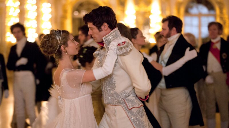 Natasha (Lily James, li.), Andrei (James Norton, re.) – Bild: WDR/​BBC