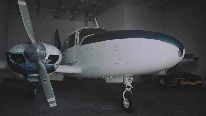 Otto Herrera ließ Propellermaschinen für den Kokainschmuggel extra umbauen. Weniger Eigengewicht bedeutete eine höhere Transportmenge. – Bild: ZDF und Adam Younker./​Adam Younker