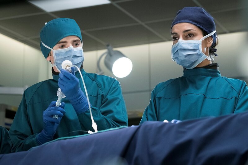 L-R: Dr. Shaun Murphy (Freddie Highmore) and Dr. Ko (Necar Zadegan) – Bild: Sky 1 /​ Eike Schroter /​ ABC /​ American Broadcasting Companies