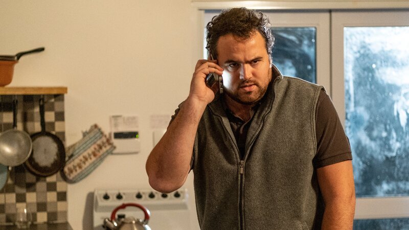 Drama: Jason stands in the kitchen making a phone call – Bild: Discovery Communications, LLC/​Casey Crafford