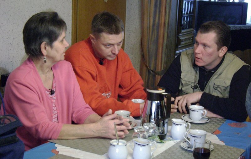 Otto Schulte (re.) erwartet eine wenig erfreuliche Aufgabe. Nach einem Todesfall muss ein ganzes Haus vor dem Verkauf geräumt werden. Die Angehörigen (Angelika + Sohn Andreas) stehen noch unter Schock und auch Otto lässt die Situation nicht kalt. – Bild: RTL II