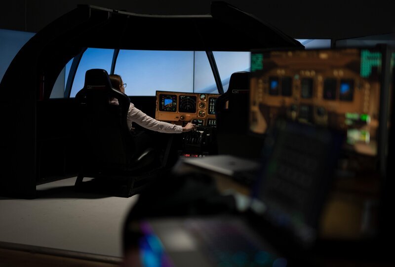 Flugsimulator – Bild: RTL /​ Off the Fence /​ Triebwerksausfall