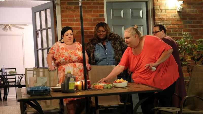 Vannessa placing snacks on the table at her dinner party. – Bild: Discovery Communications, LLC/​Gabriel Kuse