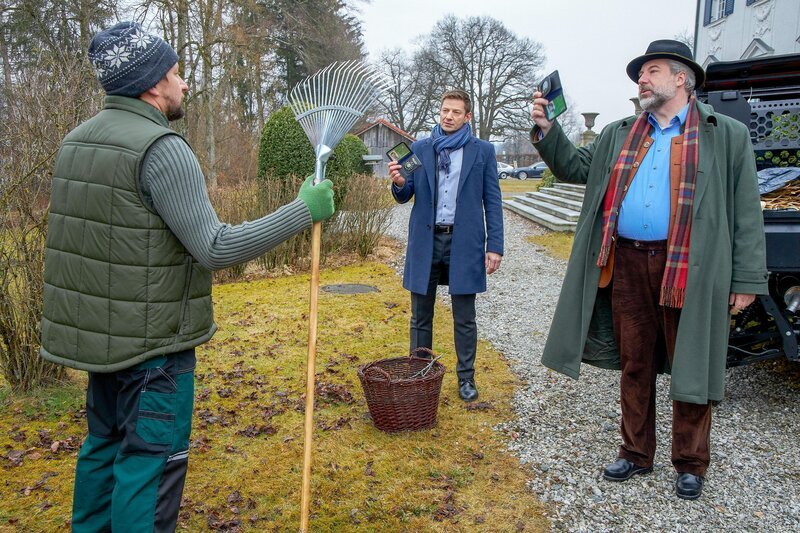 Die Kommissare Stadler (Dieter Fischer, r.) und Hansen (Igor Jeftić, M.) fragen den Gärtner Max Treidl (Stefan Voglhuber, l.) nach Streitigkeiten in der Familie Herrling. – Bild: Bojan Ritan /​ ORF /​ ZDF