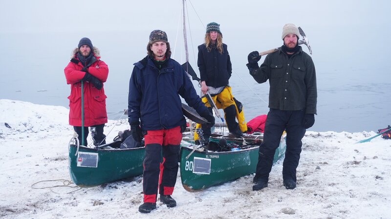 Parker Schnabel, Rick Ness, Karla Charlton & James Levelle stand with their canoe. – Bild: Discovery Channel /​ Discovery Communications