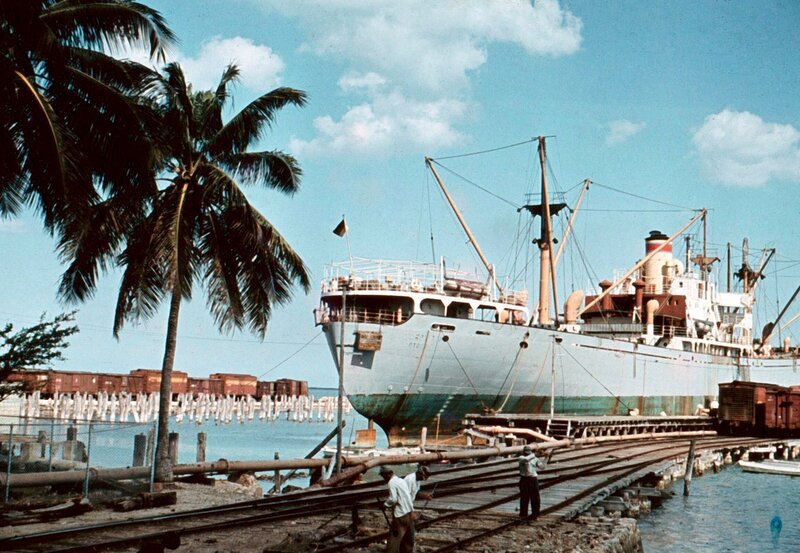 Die „Ernst-Moritz-Arndt“ lädt Zucker im kubanischen Hafen Sagua le Grande. Hier wurde mit der Beladung begonnen, jedoch konnte man nur maximal 3.000 Tonnen laden, da der Hafen nicht tief genug ausgebaut war. Die restliche Ladung wurde dann in entsprechend tieferen Häfen aufgenommen. Der Rest auf die max. Ladefähigkeit von 11.000 TdW wurde zum Schluss in Havanna (natürlicher Tiefwasserhafen) an Bord genommen. – Bild: MDR/​Hoferichter & Jacobs