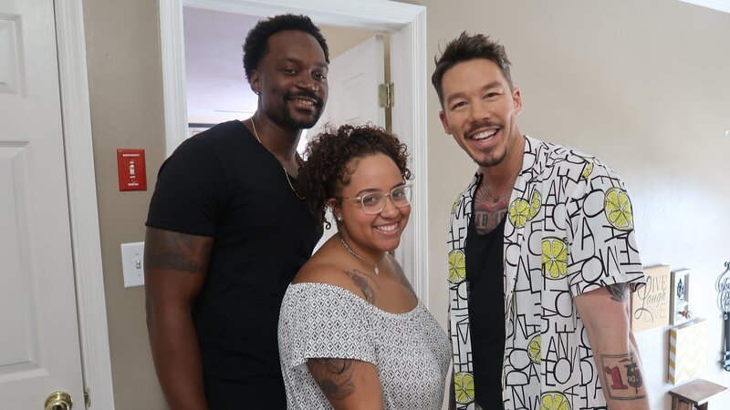 Keith Enty (left) and Charis Enty (center) pose with host David Bromstad (right) at Lynnhaven Manor. – Bild: Discovery, Inc.