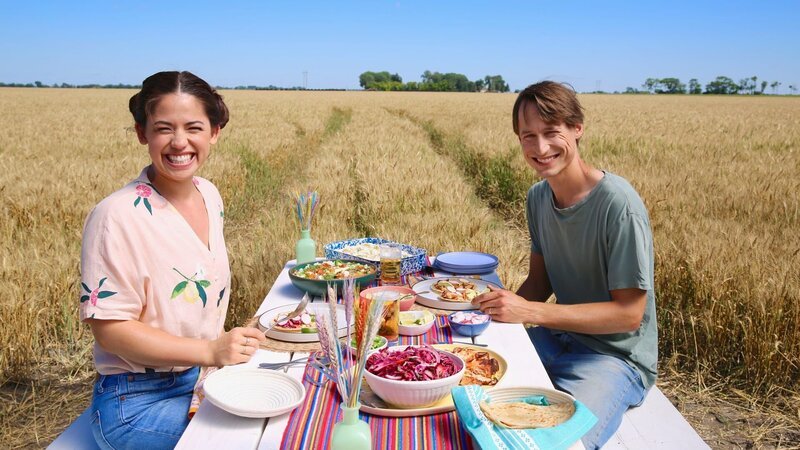 Portrait of Molly Yeh & Nick Hagen, as seen on Food Network. Season 6. – Bild: Discovery, Inc. All Rights Reserved.