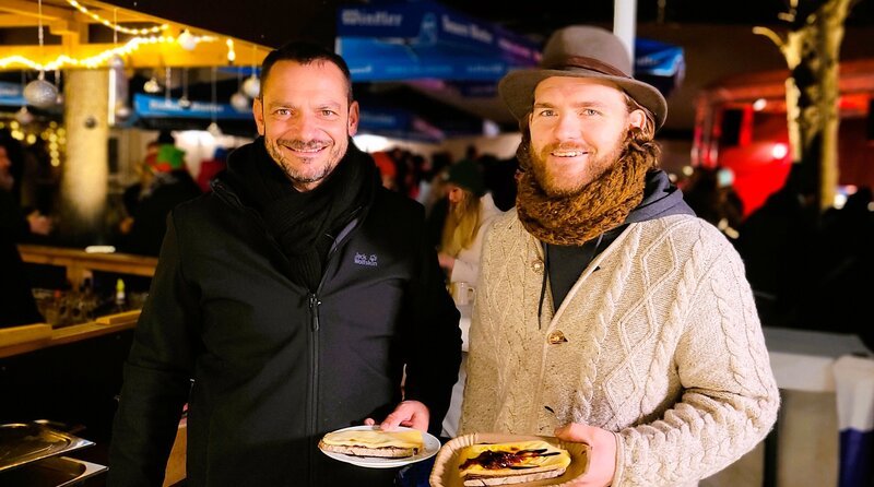 Die beiden Wirte Christian Klostermann und Dominik Schuller. – Bild: BR/​Dieter Nothhaft
