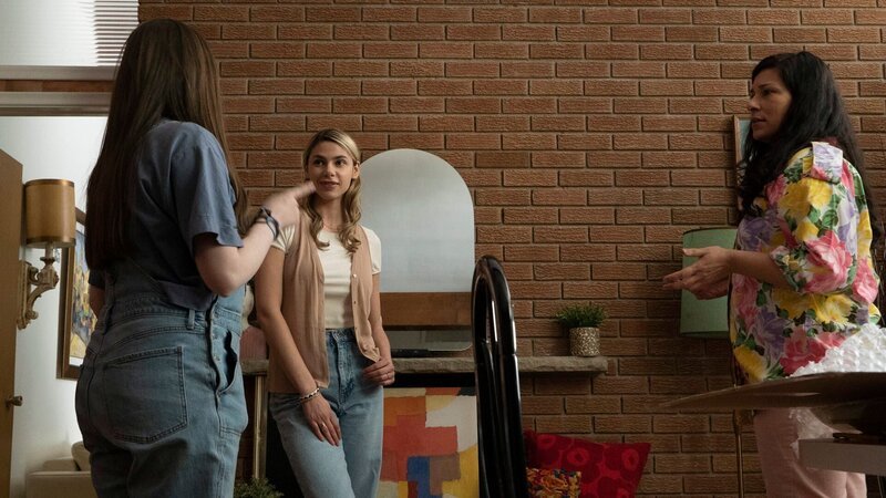 Zoe , Charlotte, and Lisa having a conversation. The mirror is behind them. – Bild: Cream Productions