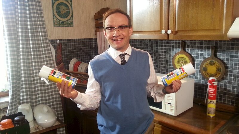 Wigald Boning bereitet sich darauf vor, Bauschaum in der Mikrowelle „zuzubereiten“. – Bild: ZDF/​Prime Productions/​Holger Hoffmann